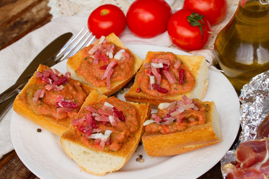 plate of bread with tomatoes and jamon