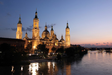 Fototapeta na wymiar View of the basilica of the Virgen del Pilar and Ebro river, Zar