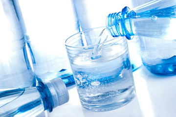 Mineralwasser Flaschen und Glas