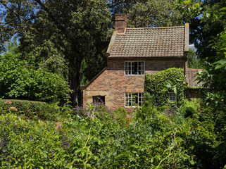 Fototapeta na wymiar Cottage garden of small brick home