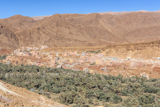 Marokkanisches Landschaftsbild mit Dorf
