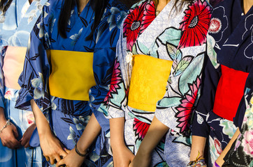 Frauen in Kimonos von vorne