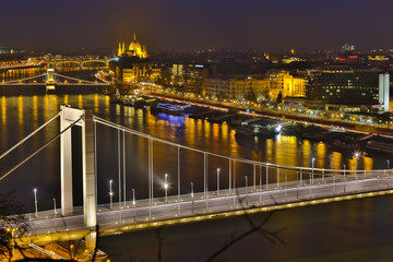 Fototapeta na wymiar Budapest at the evening