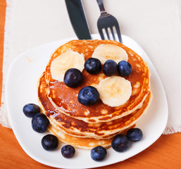 Pancakes with blueberry and bananas