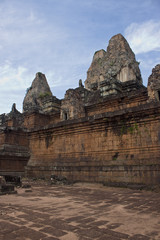 Fototapeta na wymiar Ruiny starożytnej świątyni Angkor Bakong, Kambodży