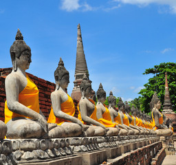 Fototapeta na wymiar Wiersz Stone statua Buddy w prowincji Ayutthaya, Tajlandia