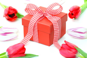 Geschenkkarton und Tulpen