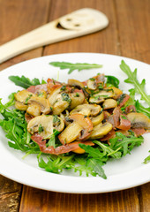 Ruccola with smoked ham and fried mushrooms