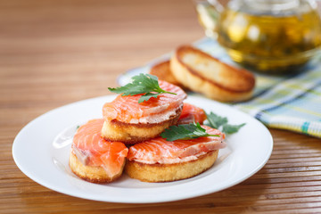 Fried toast with salted salmon