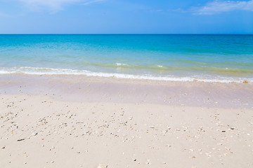 Fototapeta premium Weisser Sandstrand und Türkisblaues Meer