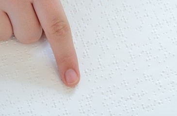 Finger ertasten Blindenschrift