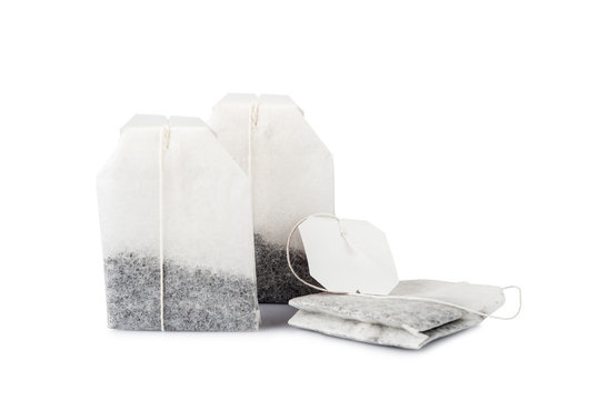 Bolsitas de t&eacute; para infusi&oacute;n aisladas sobre fondo blanco