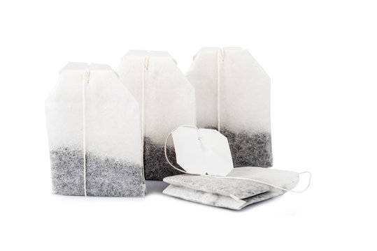 Bolsas para infusiones de t&eacute; aisladas sobre fondo blanco