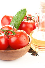 Setting pasta with tomato and garlic