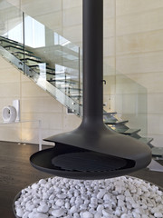 camino di ferro sospeso nel soggiorno moderno