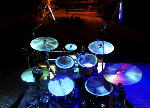 Musica en directo. Bateria en el escenario