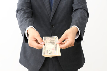 お金を持つ男性