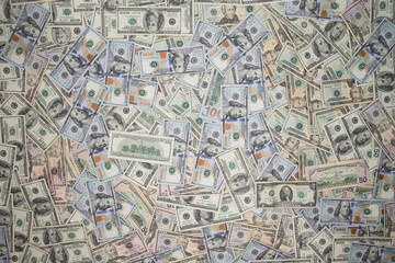 Fototapeta na wymiar Wiele rozproszone amerykańskich banknotów dolarowych 100