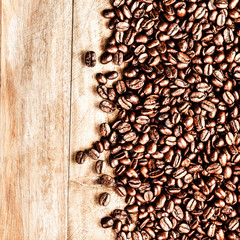 Roasted Coffee Beans background texture on wooden background fra