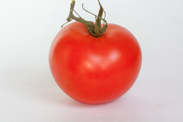 Tomate sur fond blanc