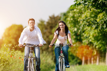 Junges Paar fahren Fahrrad im Sommer