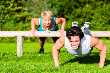 Fitness - Leute beim Training mit Liegestütze