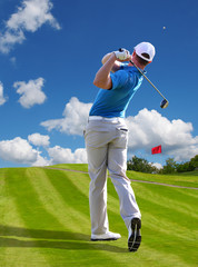 Obraz premium Man playing golf against blue sky
