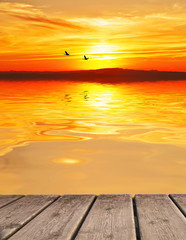 Naklejka na ściany i meble puesta de sol en un mar en calma