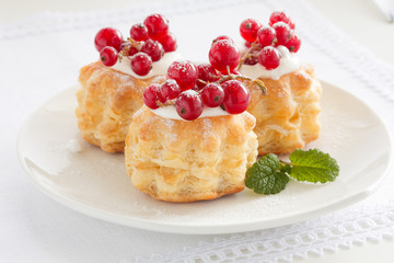 Puff pastry with cream and currant.