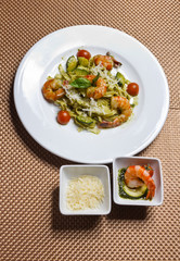 Paste with shrimps and vegetables