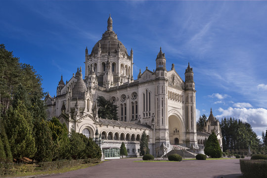 Basilique Sainte-Th&eacute;r&egrave;se de Lisieux