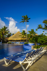 Fototapeta na wymiar Egzotyczne wakacje przy hotelowym basenie. Karaiby Wyspy Dominicana