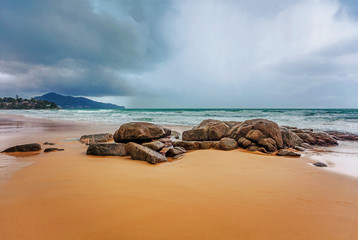 Fototapeta na wymiar tropical beach under gloomy sky