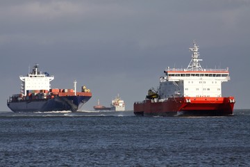 Schiffe auf der Elbe vor Cuxhaven