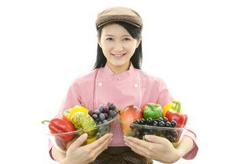 野菜を持つウェイトレス