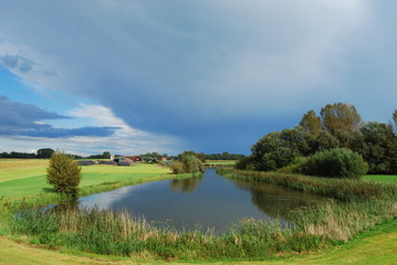 donderwolk boven dode rivierarm