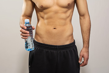 Naklejka premium Closeup of man holding bottle of water