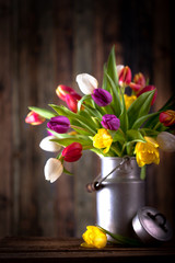 Tulpen in rustikaler Blechkanne