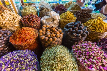 Photo sur Plexiglas Herbes Herbes séchées fleurs épices dans le souk aux épices à Deira
