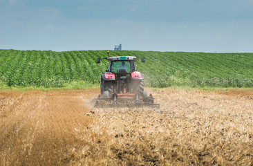 Obraz premium Tractor preparation the field