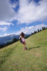Fototapeta na wymiar randonnée en montagne - fillette en alpage