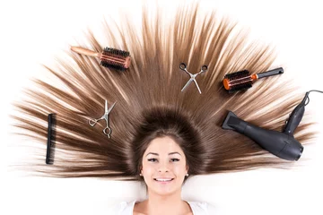 Papier Peint photo Salon de coiffure Femme avec de beaux cheveux sains et équipement de coupe de cheveux.
