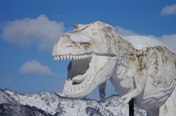 ティラノサウルスと雪山