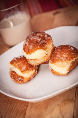 Frittelle con la crema a colazione