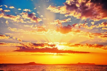Tuinposter Zonsondergang aan zee Heldere kleurrijke zonsondergang