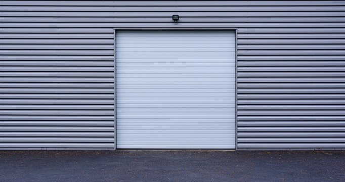 Hintergrund Industriefassade mit modernem Rolltor