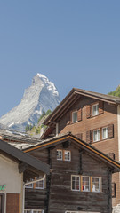 Fototapeta na wymiar Zermatt, Bergdorf, Holzhäuser, Sommer, Schweizer Alpen