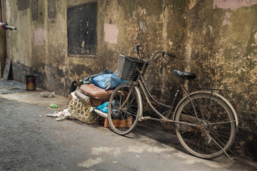 Fototapeta na wymiar An old bike in a dirty alley