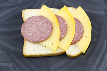 Frischer Toast mit Käse und Salami