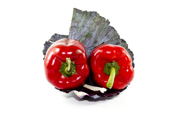 Frische Rote Paprika mit Rotkohl Blatt